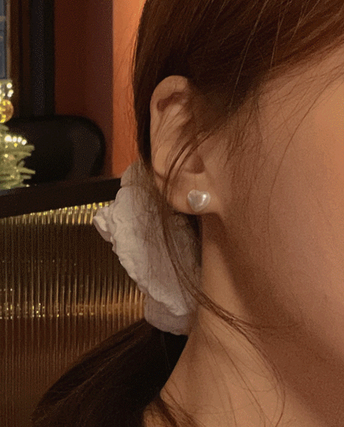 Heart pearl earring